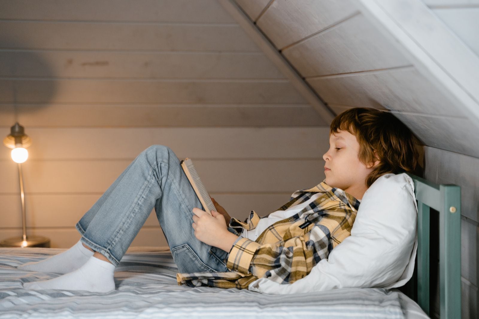 child alone reading